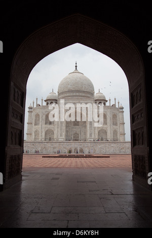 Taj Mahal encadrée par arch vu de la Répondre (côté est) Banque D'Images