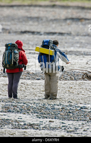 Deux backpackers l'Toklat River soigneusement fiord, Denali National Park, Alaska, USA Banque D'Images