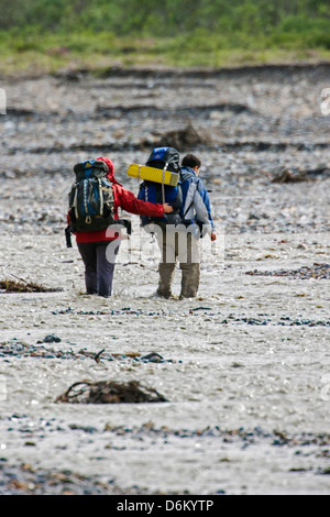 Deux backpackers l'Toklat River soigneusement fiord, Denali National Park, Alaska, USA Banque D'Images