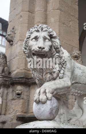 Lion Sculpture sur Loggia dei Lanzi Museum de la Piazza della Signoria à Florence, Italie Banque D'Images