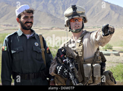 Un Marine américain avec l'Équipe consultative Police Kajaki parle avec un uniforme de policier afghan le 30 mars 2013 près de Outpost, Torioba la Province d'Helmand, en Afghanistan. Banque D'Images