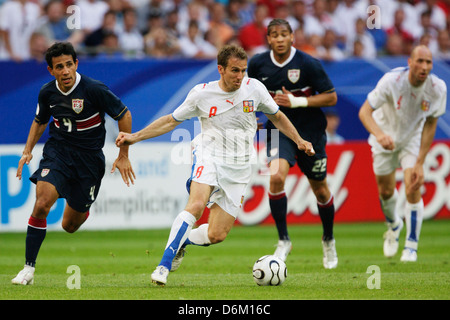 GELSENKIRCHEN, ALLEMAGNE - 12 JUIN : Karel Poborsky, de la République tchèque (8), a pris le ballon lors du match du Groupe E de la Coupe du monde de la FIFA contre les États-Unis au stade de la Coupe du monde de la FIFA, le 12 juin 2006 à Gelsenkirchen, Allemagne. Usage éditorial exclusif. (Photographie de Jonathan Paul Larsen / Diadem images) Banque D'Images