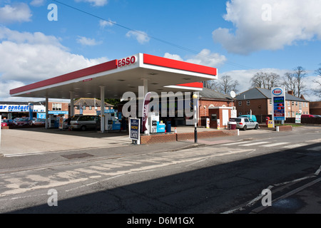 Station de remplissage Esso à Tilehurst, Reading, Berkshire, Angleterre, GB, Royaume-Uni Banque D'Images
