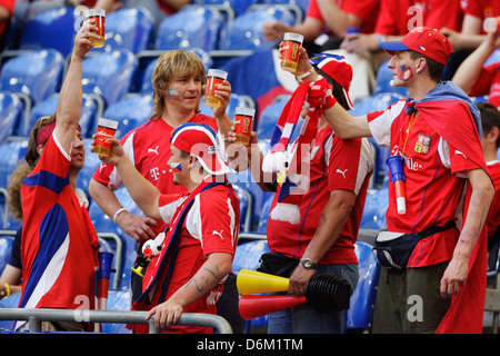 GELSENKIRCHEN, ALLEMAGNE - 12 JUIN : les supporters de la République tchèque célèbrent le succès de leur équipe avec des bières lors d'une victoire de 3-0 contre les États-Unis lors du match de la Coupe du monde de la FIFA du Groupe E au stade de la Coupe du monde de la FIFA le 12 juin 2006 à Gelsenkirchen, en Allemagne. Usage éditorial exclusif. Utilisation commerciale interdite. (Photographie de Jonathan Paul Larsen / Diadem images) Banque D'Images