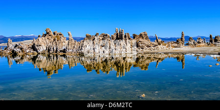 Formations de tuf pittoresque au lac Mono en Californie, bassin Mono National Forest Scenic Area. Banque D'Images