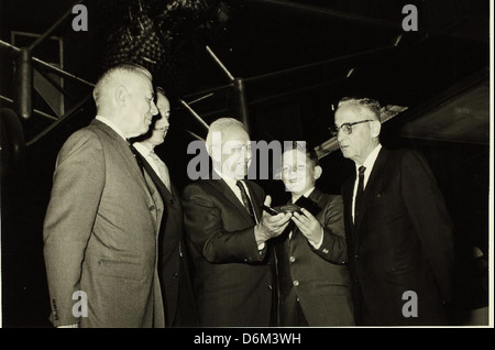 Claude T. Ryan au 40e anniversaire de vol Spirit. En France. Avec Christopher Ussery, étudiant à San Diego. En attente de pièces commerciales. Banque D'Images