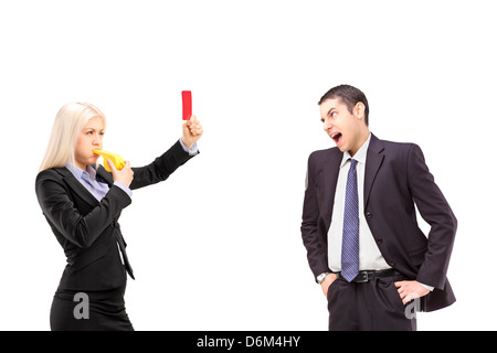 Femme en costume d'affaires montrant un carton rouge pour un homme en colère dans un costume d'affaires, isolé sur fond blanc Banque D'Images