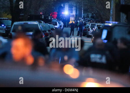 Le 19 avril 2013 - Watertown, Massachusetts, États-Unis - responsables de l'application de la loi auraient été entourent le deuxième marathon de Boston Bomber à Watertown, Massachusetts le vendredi 19 avril 2013. (Crédit Image : © Nicolas Czarnecki/ZUMAPRESS.com) Banque D'Images