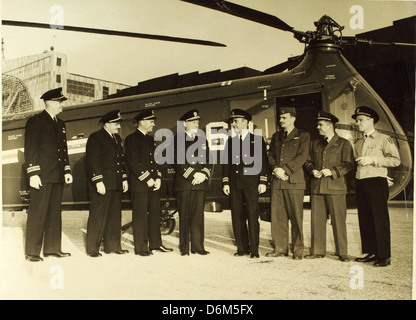 Pionniers de l'hélicoptère et dignitaires devant NHHS hélicoptère Photo Banque D'Images