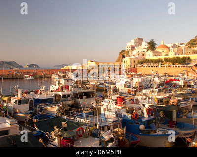 Vue sur le port au coucher du soleil (Sperlonga, Italie) Banque D'Images