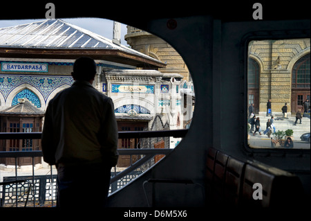 L'homme sur bateau arrivant à dock sur la rive asiatique du Bosphore à Istanbul La Mer Banque D'Images