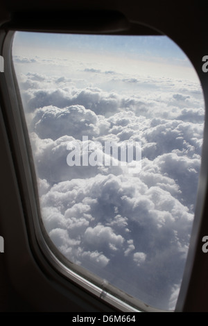 Les nuages épais et moelleux comme vu d'avion. Banque D'Images