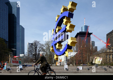 Frankfurt am Main, Allemagne, occupent camp avant le signe Euro sculpture Banque D'Images