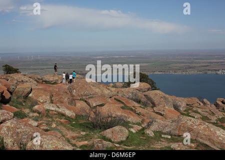 Les personnes à la recherche à la vue panoramique du haut du mont Scott dans les montagnes Wichita dans l'Oklahoma. Banque D'Images