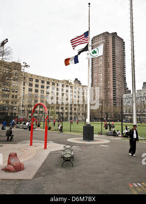 New York City, USA. 19 avril, 2013. Je vois des drapeaux en berne sur la soirée du 19 avril 2013 pour les victimes de l'attentat du Marathon de Boston & suites ; Dewitt Clinton park, Hells Kitchen, Manhattan, New York City, USA. New York City Crédit : Boston coeurs Dorothy Alexander/Alamy Live News Banque D'Images