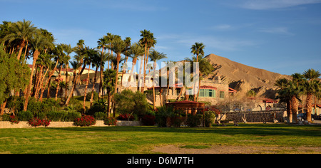 Panorama de l'évolution historique Furnace Creek Inn. Death Valley National Park, California, USA. Banque D'Images