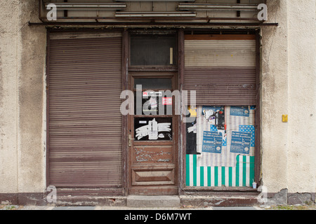 Berlin, Allemagne, a fermé boutique dans un bâtiment délabré Banque D'Images