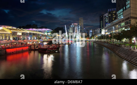 Singapore Clarke Quay touristiques populaires de la vie nocturne le long de la rivière Singapour Banque D'Images