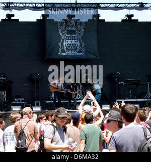 Indio, en Californie. 19 avril, 2013. Le Festival de musique de Coachella 80 000 billets vendus en quelques heures. Une foule se rassemble pour entendre Skinny Lister, un morceau folk de cinq loi London, UK. Le 19 avril 2013. Crédit Photo : Lisa Werner/Alamy Live News Banque D'Images