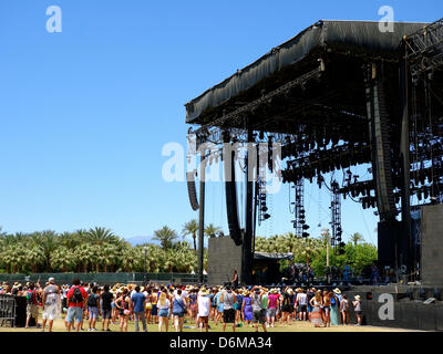 Indio, en Californie. 19 avril, 2013. Le Festival de musique de Coachella 80 000 billets vendus en quelques heures. Une foule se rassemble pour entendre Skinny Lister, un morceau folk de cinq loi London, UK. Le 19 avril 2013. Crédit Photo : Lisa Werner/Alamy Live News Banque D'Images