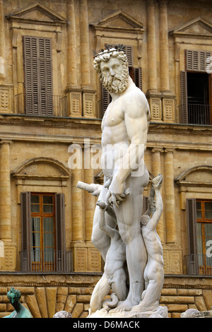 Statue de Neptune qui est partie de Fontana di Nettuno debout dans la Piazza della Signoria à Florence Italie Banque D'Images