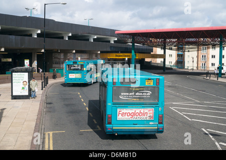 Les bus arriva entrant dans la station de bus et de métro de Gosforth informatisées North East England UK Banque D'Images