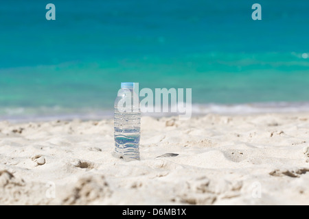 L'eau potable en bouteille sur le sable sur la plage Banque D'Images