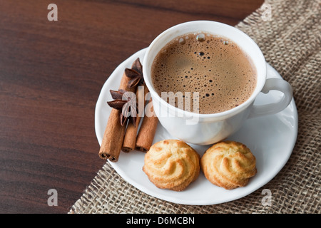 Tasse de café chaud sur le sac avec les cookies Banque D'Images