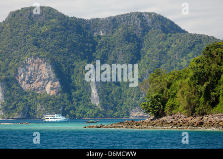 Les falaises de la baie de Ton sai à Ko Phi Phi Island, Thaïlande Banque D'Images