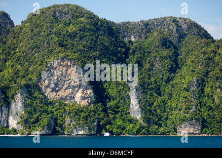 Les falaises de la baie de Ton sai à Ko Phi Phi Island, Thaïlande Banque D'Images