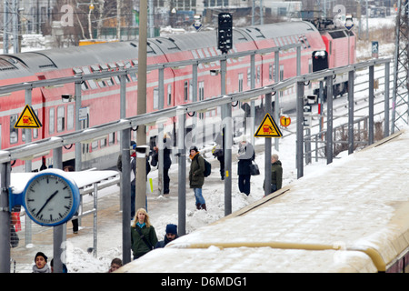 Berlin, Allemagne, et des trains de passagers sur la station Ostkreuz à Berlin-Friedrichshain Banque D'Images