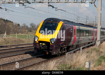 Un train à grande vitesse sur la ligne principale de la côte ouest Banque D'Images