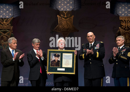 Le secrétaire américain à la défense Chuck Hagel, secrétaire de l'armée, John McHugh (extrême gauche) et le sergent major de l'armée, Raymond Chandler III (à droite) et Chef du personnel de l'armée, le général Raymond Odierno (droite) applaudir Ray Kapaun (centre) alors qu'il dévoile une nouvelle plaque au cours d'une cérémonie induisant l'aumônier militaire Emil Kapaun à titre posthume dans le panthéon des héros au Pentagone le 12 avril 2013 à Arlington, VA. Banque D'Images