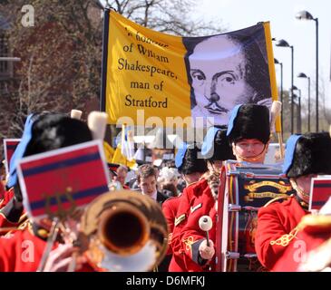 Défilé anniversaire de Shakespeare, Stratford upon Avon. La bande du Corps of Royal Engineers mener la parade. Acteurs, des diplomates étrangers et des dignitaires civique s'est joint à une forte de 1 000 Anniversaire Shakespeare parade dans les rues pour rendre hommage à l'écrivain né à Stratford. La ville a été la célébration de l'anniversaire de Shakespeare depuis 1824 ; célébrations qui commencent toujours par la grande procession. Banque D'Images