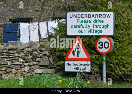 Inscription - Veuillez conduire avec prudence à travers le village de Underbarrow - Cumbria, Angleterre Royaume-uni Banque D'Images