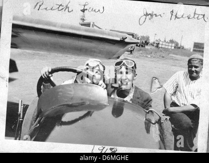 Hester et Ruth Law assise dans une voiture, 1918 Banque D'Images