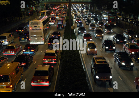 Hong Kong, Chine, l'heure de pointe sur la station Gloucester Road at night Banque D'Images