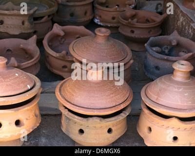 Tagine sur brûleurs pour la vente dans une boutique, Marrakech, Maroc, Afrique du Nord Banque D'Images