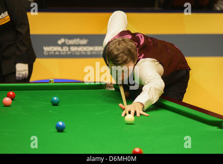 Sheffield, Royaume-Uni. 20 avril, 2013. Ricky Walden en action contre Michael Holt durant le 1er tour du championnat du monde de snooker du théâtre Crucible. Banque D'Images