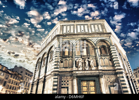 Belle vue sur Florence baptistère de la Piazza del Duomo. Banque D'Images