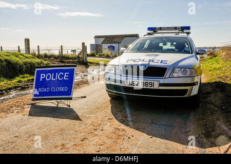 Comber, Irlande du Nord. 20 avril 32013. Un joint de PSNI beach après la découverte par un membre du public d'un crâne humain. N'ont pas donné PSNI plus d'information, mais a publié une déclaration affirmant que toute hypothèse sur l'incident "ne serait pas utile à ce stade". Crédit : Stephen Barnes/Alamy Live News Banque D'Images