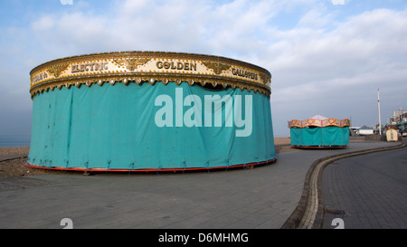 Carrousels forains sous couvert, le vert des bâches, front de mer de Brighton Banque D'Images