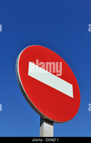 Une photographie d'une rouge et blanc pas d'entrée panneau routier avec un ciel bleu clair derrière. Banque D'Images