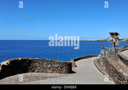 Vue depuis le sentier du Playa Blanca au Faro de Pechiguera phare, Lanzarote, Îles Canaries Banque D'Images