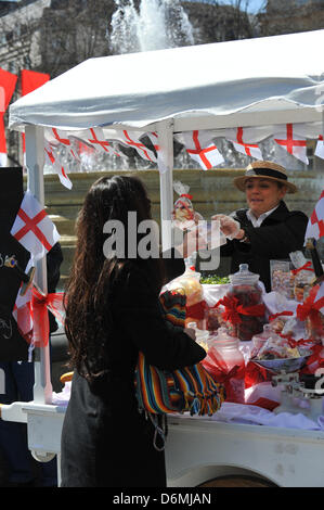 Trafalgar Square, Londres, Royaume-Uni. 20 avril 2013. Un food à la fête de St George. La Fête de Saint George à Trafalgar Square pour célébrer la glorieuse de l'alimentation. Le maire de Londres invite les Londoniens et les visiteurs à une fête de la St George, une célébration de la nourriture anglaise, y compris un marché alimentaire de l'anglais, un Dragon de 5 mètres, jongleurs, bouffons et jongleurs de divertir la foule. Crédit : Matthieu Chattle/Alamy Live News Banque D'Images