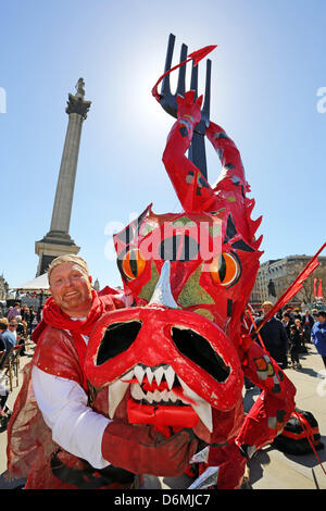 Londres, Royaume-Uni. 20 avril 2013. Un modèle dragon rouge pour le jour de la Saint-Georges Célébration à Trafalgar Square, Londres Banque D'Images