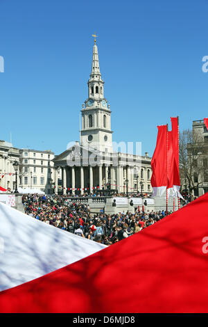 Londres, Royaume-Uni. 20 avril 2013. Le rouge et le blanc drapeaux et banderoles pour le jour de la Saint-Georges Célébration à Trafalgar Square, Londres. Crédit : Paul Brown/ Alamy Live News Banque D'Images