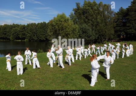 Wolfhagen, Allemagne, les gens dans un cours de taekwondo dans la nature Banque D'Images