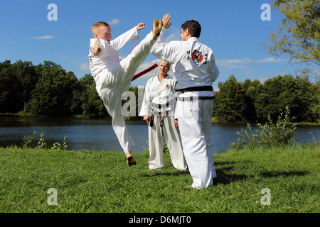 Wolfhagen, Allemagne, les gens dans un cours de taekwondo dans la nature Banque D'Images