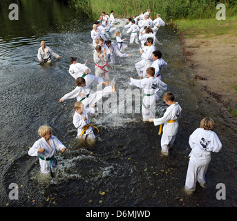 Wolfhagen, Allemagne, une personne dans une classe de taekwondo au bord de l'eau Banque D'Images